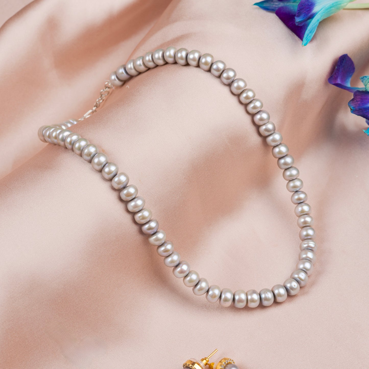 Real Pearl necklace in grey color