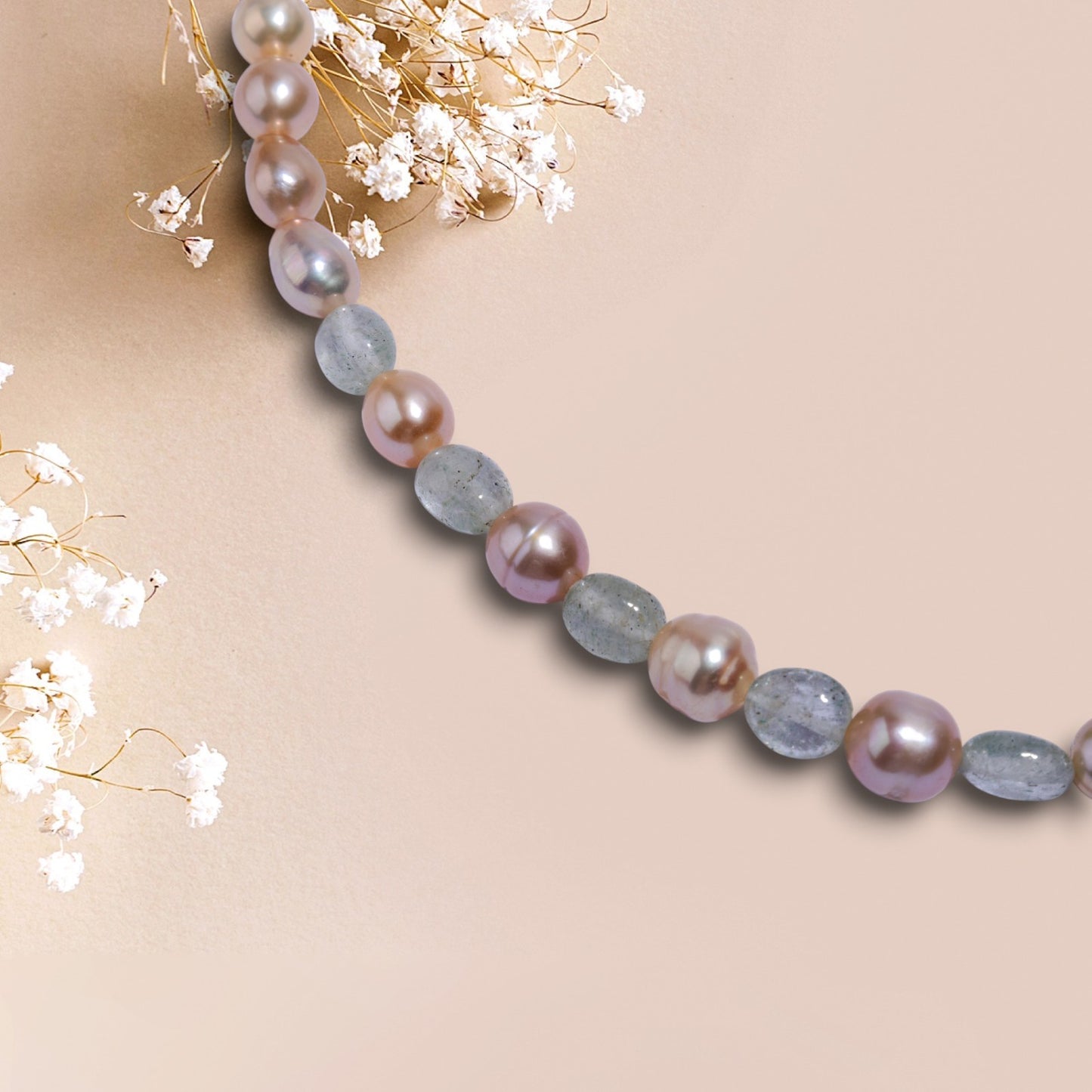 Pearl necklace with silver lock