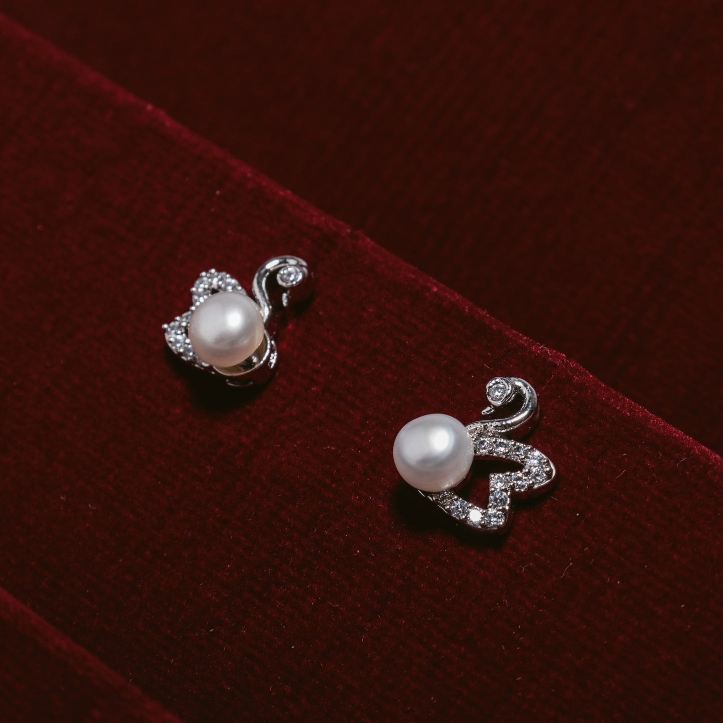 Pearl earrings with diamonds