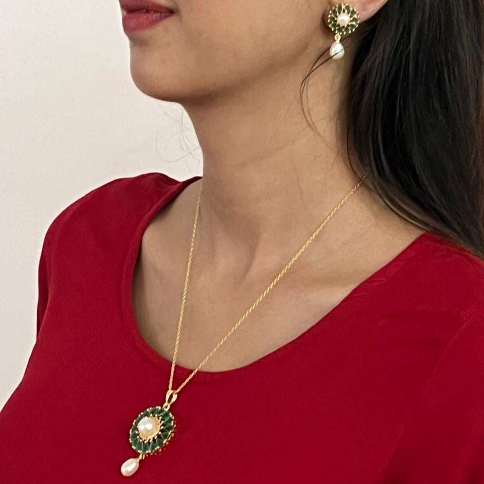 Pendant set with chain