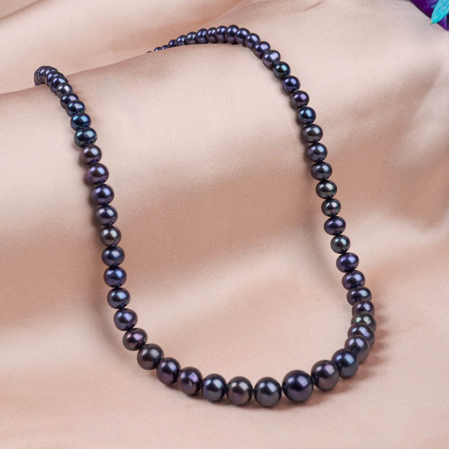 Black pearl necklace 
