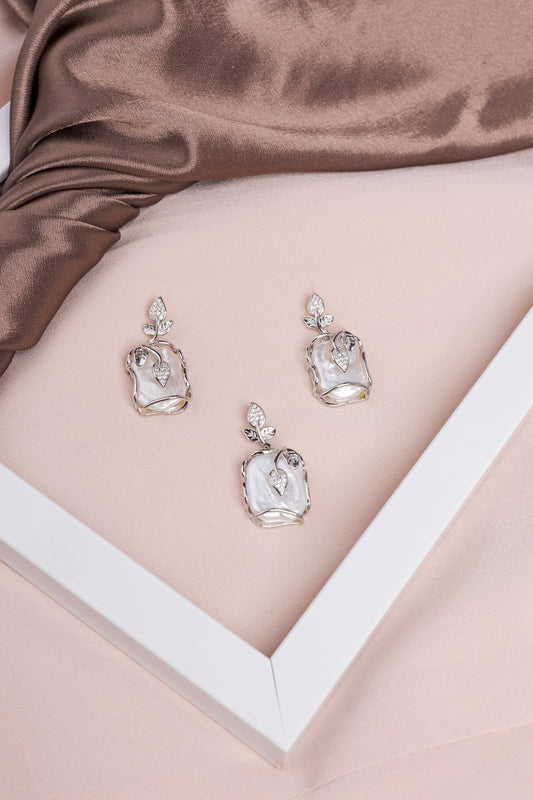 Ocean’s Whisper pendant set