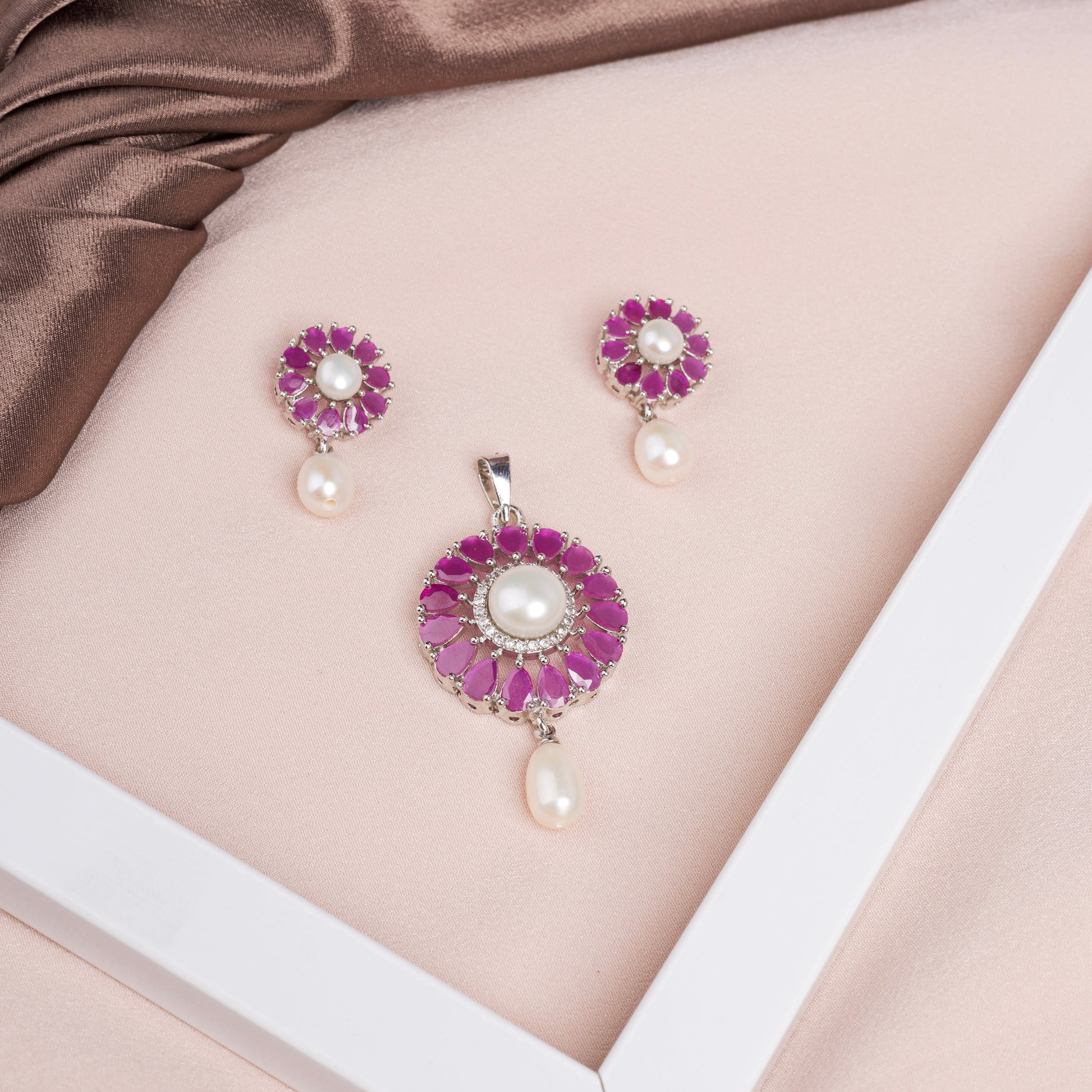 Ruby pearl pendant Ser