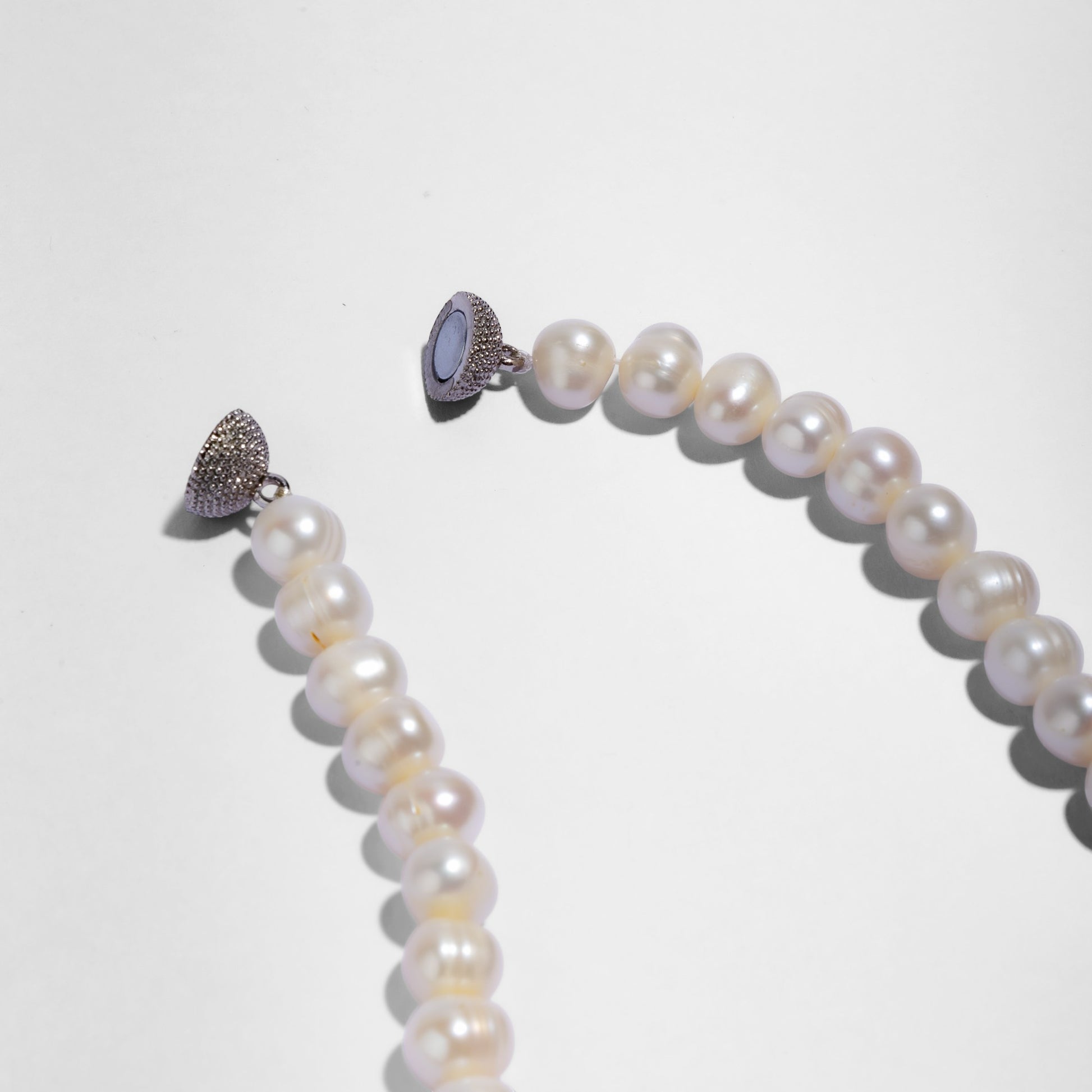 Classic White round Pearl necklace with magnet lock