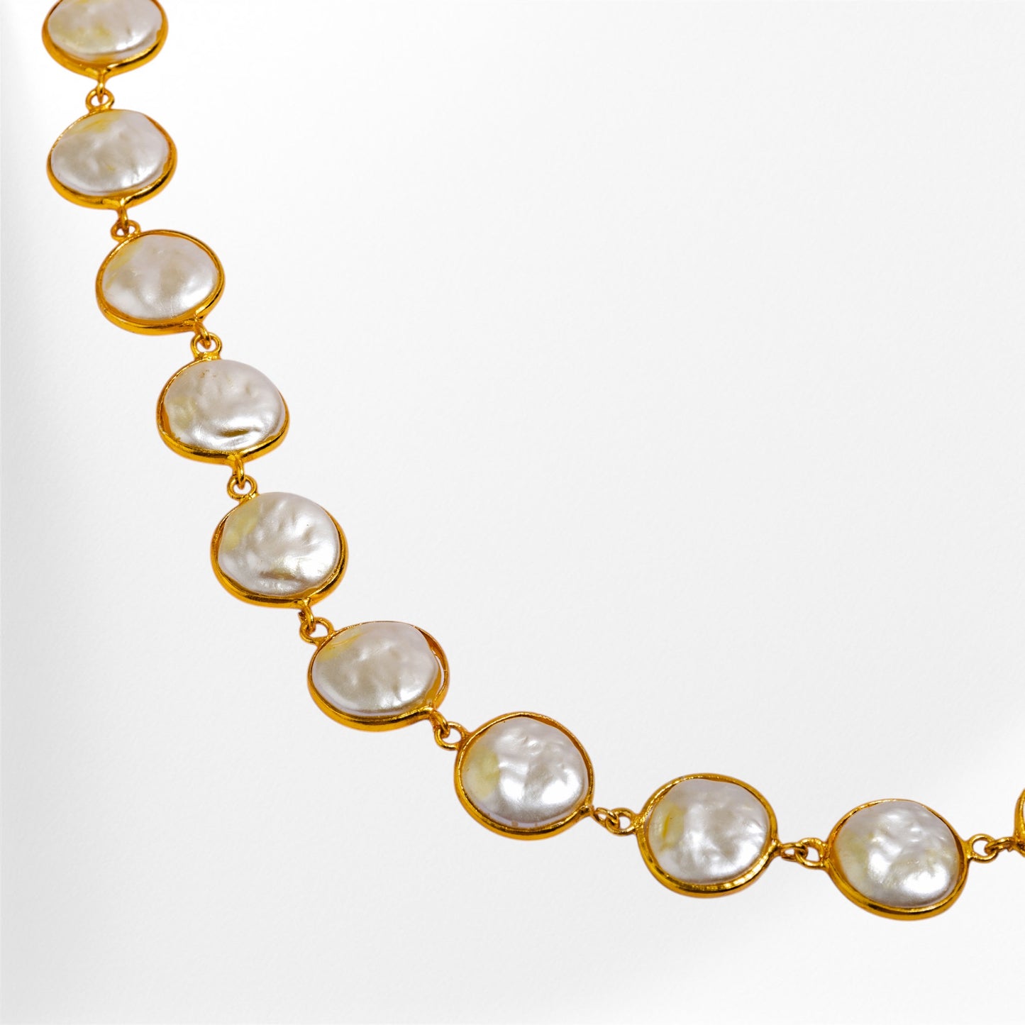 Flat Pearl necklace with gold accents 