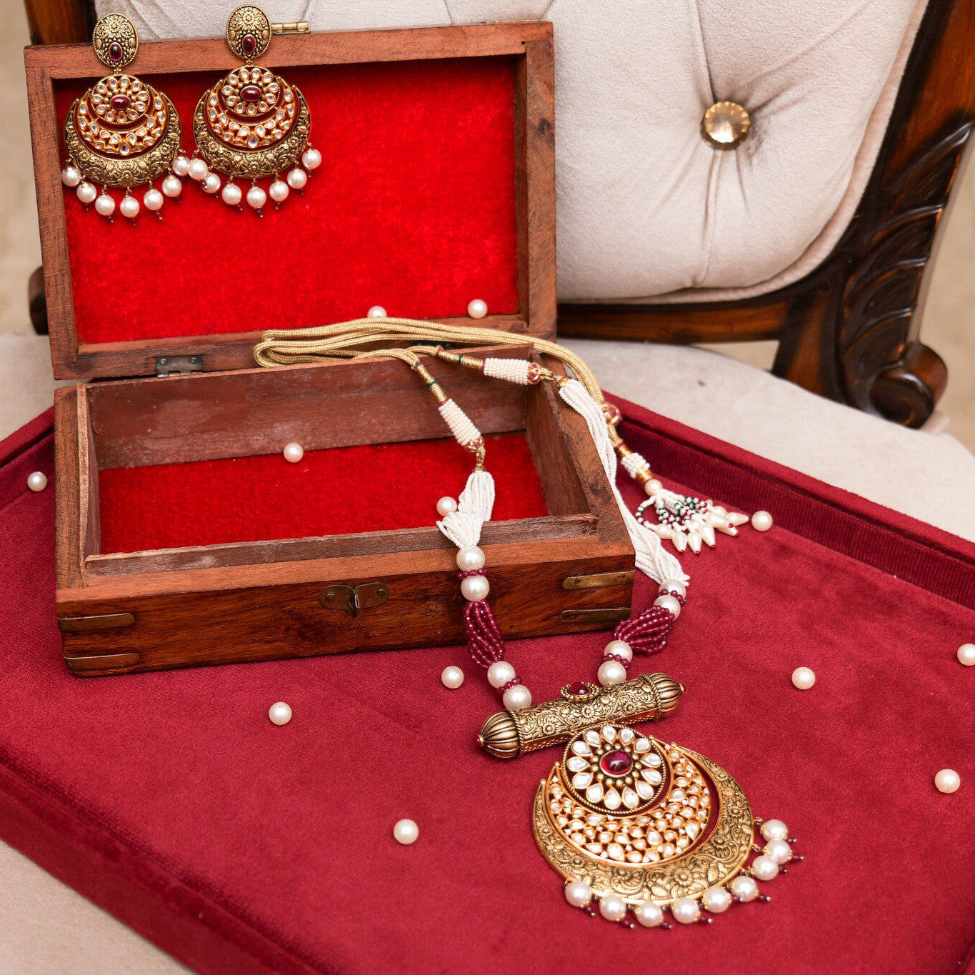 Kundan Bridal Jewelry set with a necklace and earrings