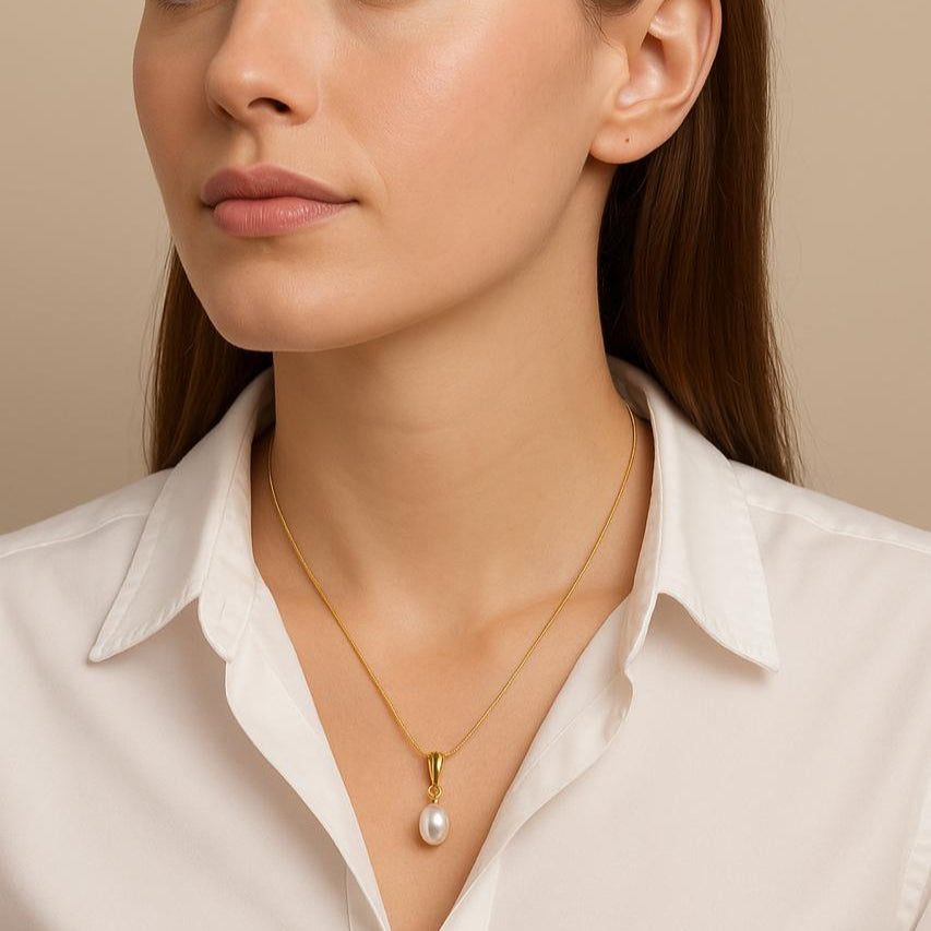Real pearl pendant in gold chain