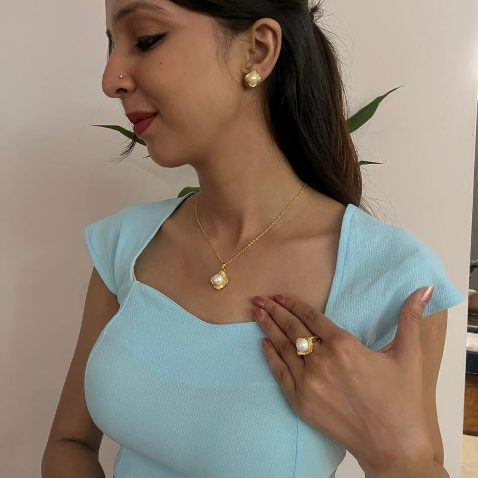 Gold pearl pendant set with ring